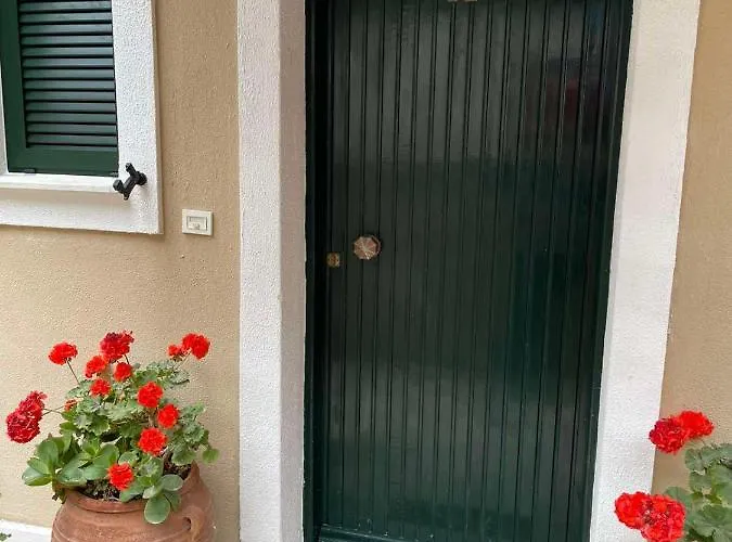 Sea View Maisonette Глифада